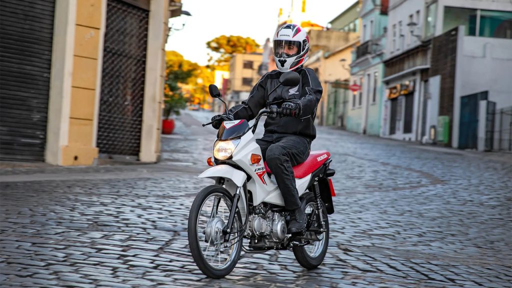 homem-na-cidade-pilotando-a-pop-110i-es-_2_-1-1024x576.jpg
