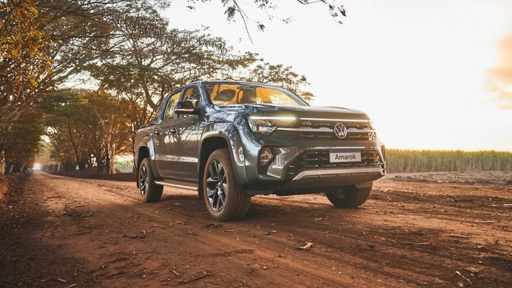 A Amarok que evolui no visual, mantém o V6 brutal e foca no prazer ao dirigir no asfalto