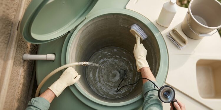 Cleaning_water_tank_202608261702-750x375.jpg
