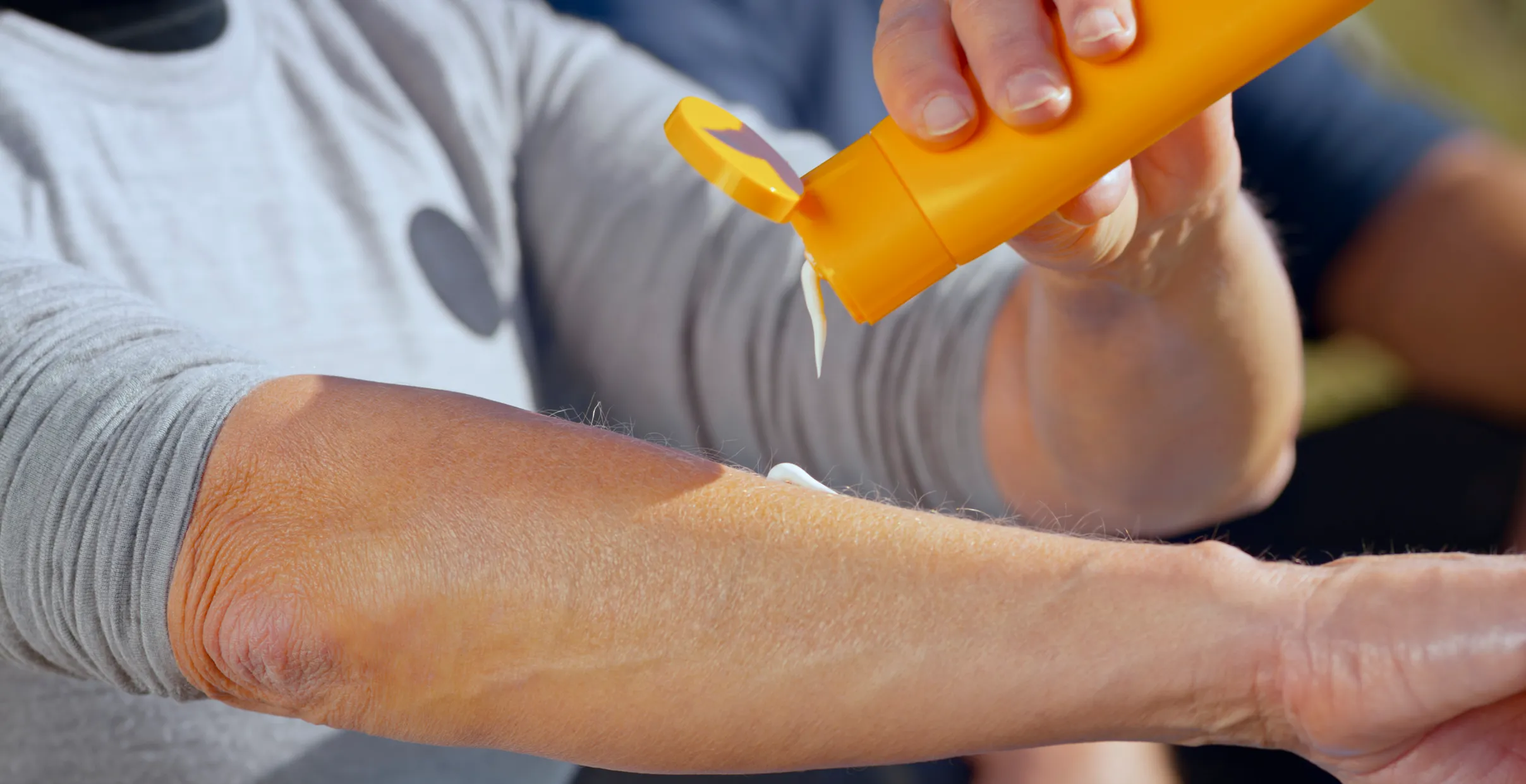 putting-on-sunscreen