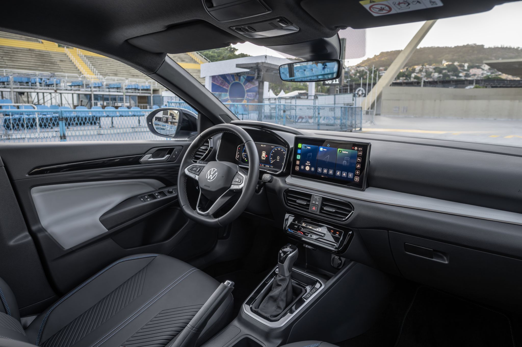 Volkswagen VW Tera High Outfit 2026 interior painel visto de lado