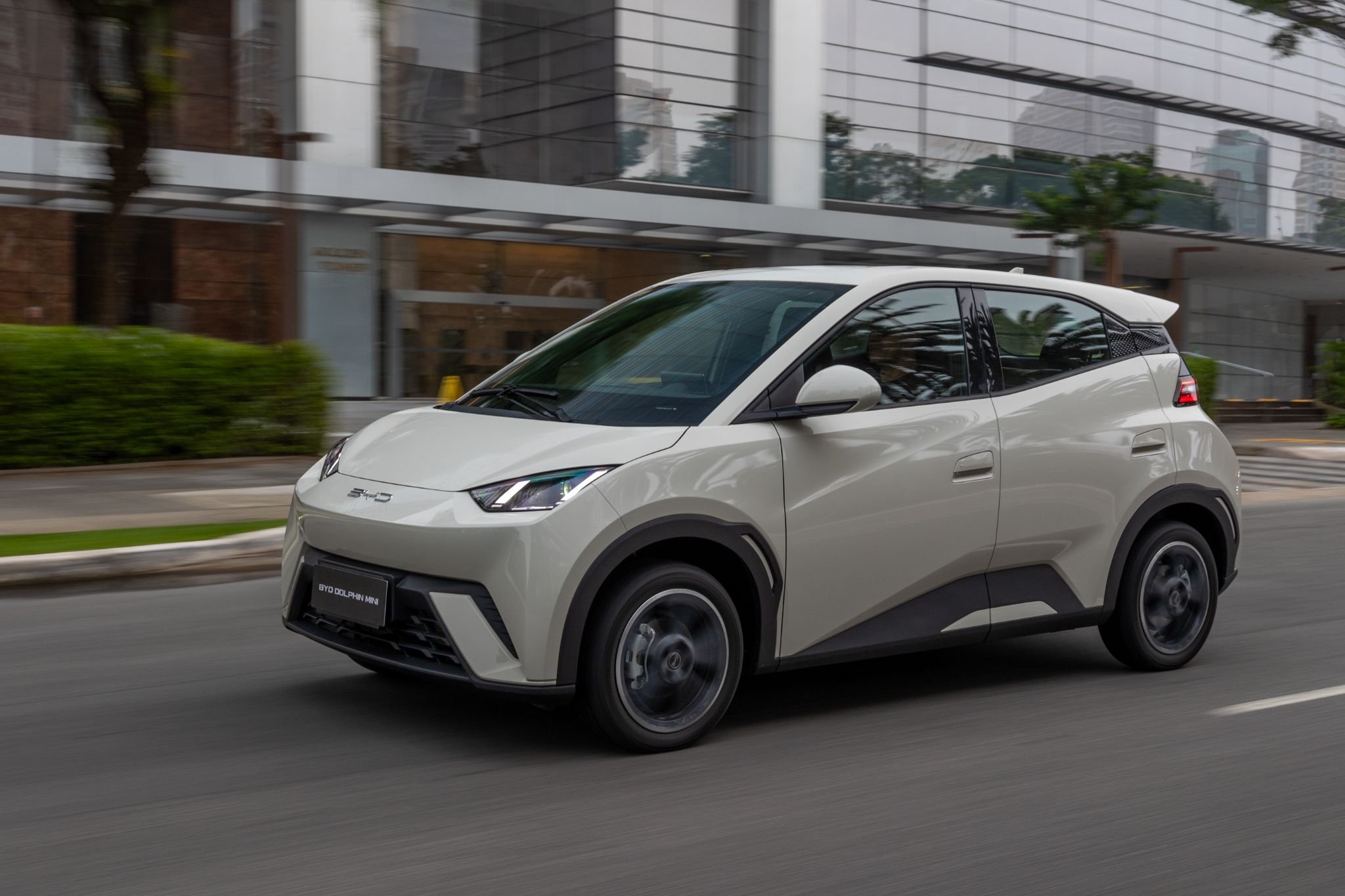 byd dolphin mini 2025 apricity white frente em movimento cidade 2