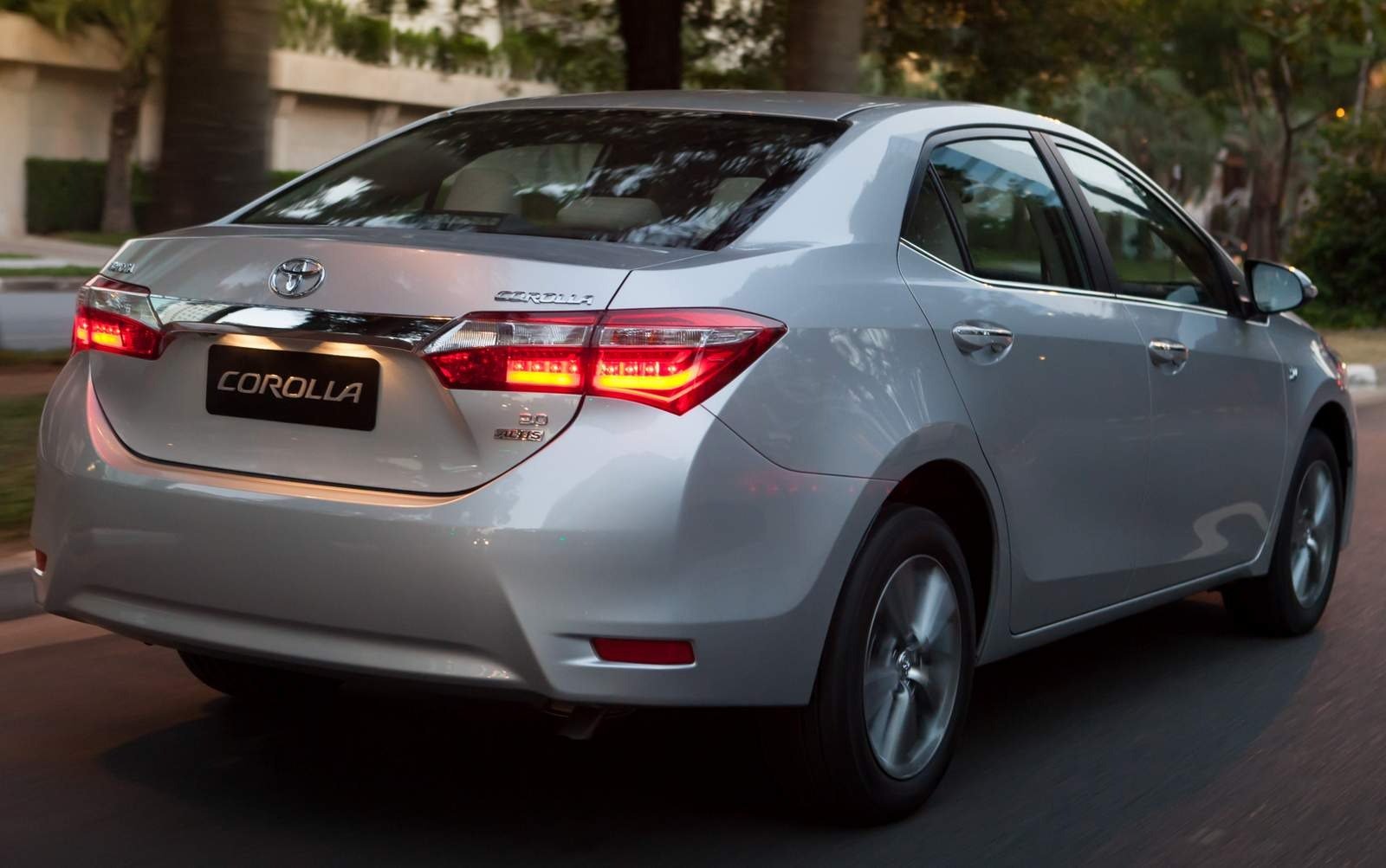 toyota corolla 2015 traseira 4