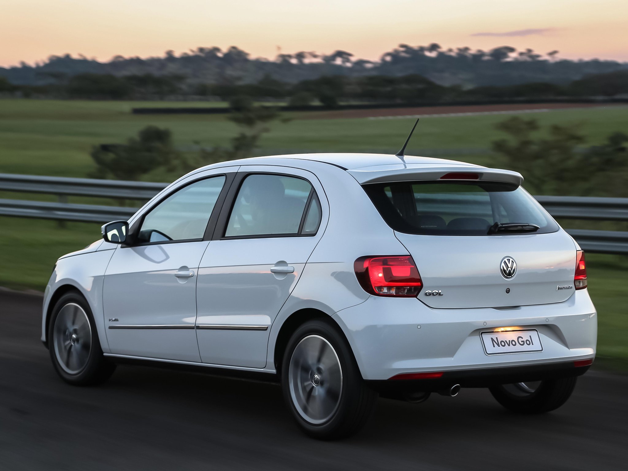 VOLKSWAGEN GOL G5 2014 SILVER MOVING