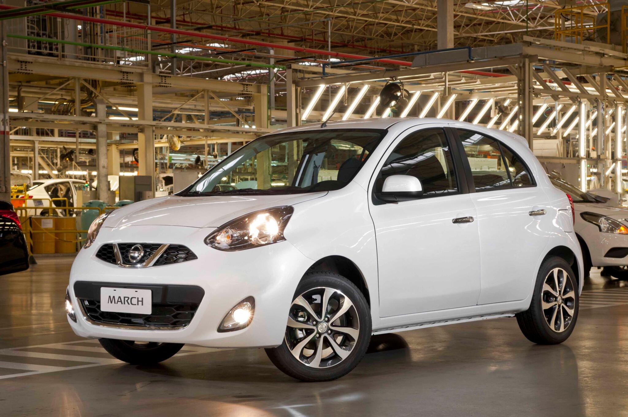 nissan march sl 1 6 cvt 2017 white front stopped on assembly line at Resende factory RJ