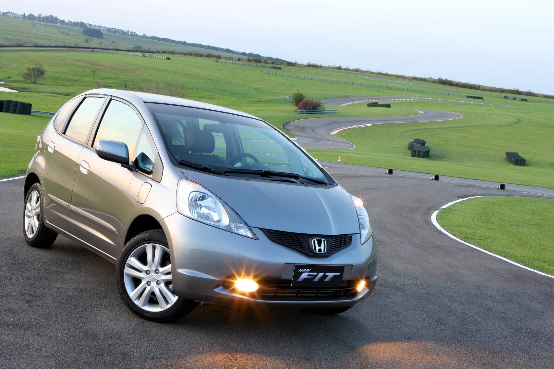 honda fit 1 5 exl 2010 gray front parked on racetrack with fog lights on