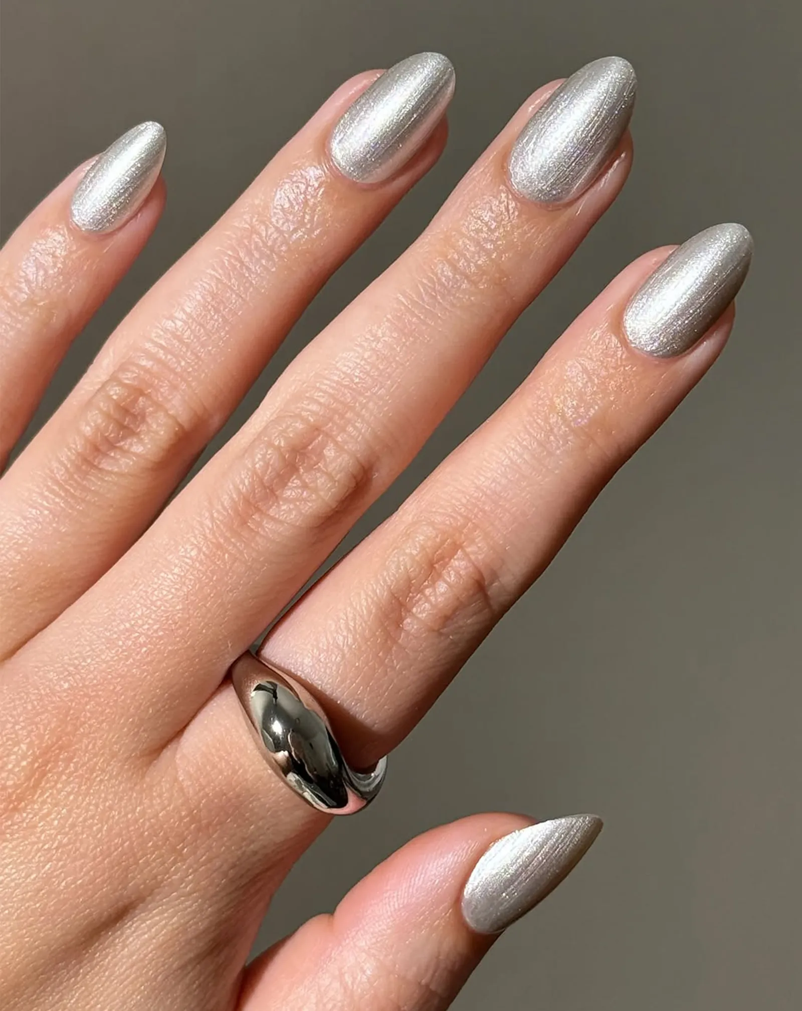 Molten silver_0001_5_Courtesy of @avrnailswatches.webp