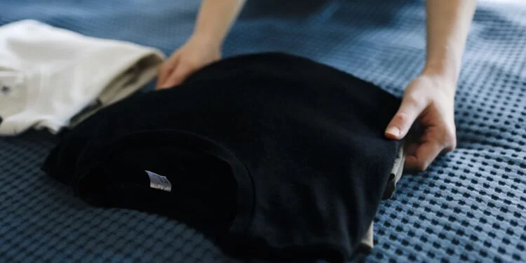 roupa-preta-desbota-menos-quando-a-lavagem-muda-sete-cu-750x375.webp
