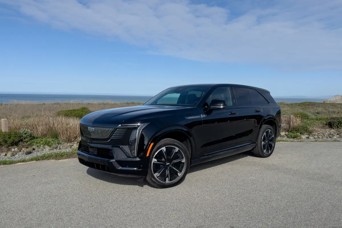 cadillac-escalade-iq-2025-01-exterior-front-angle-black.webp