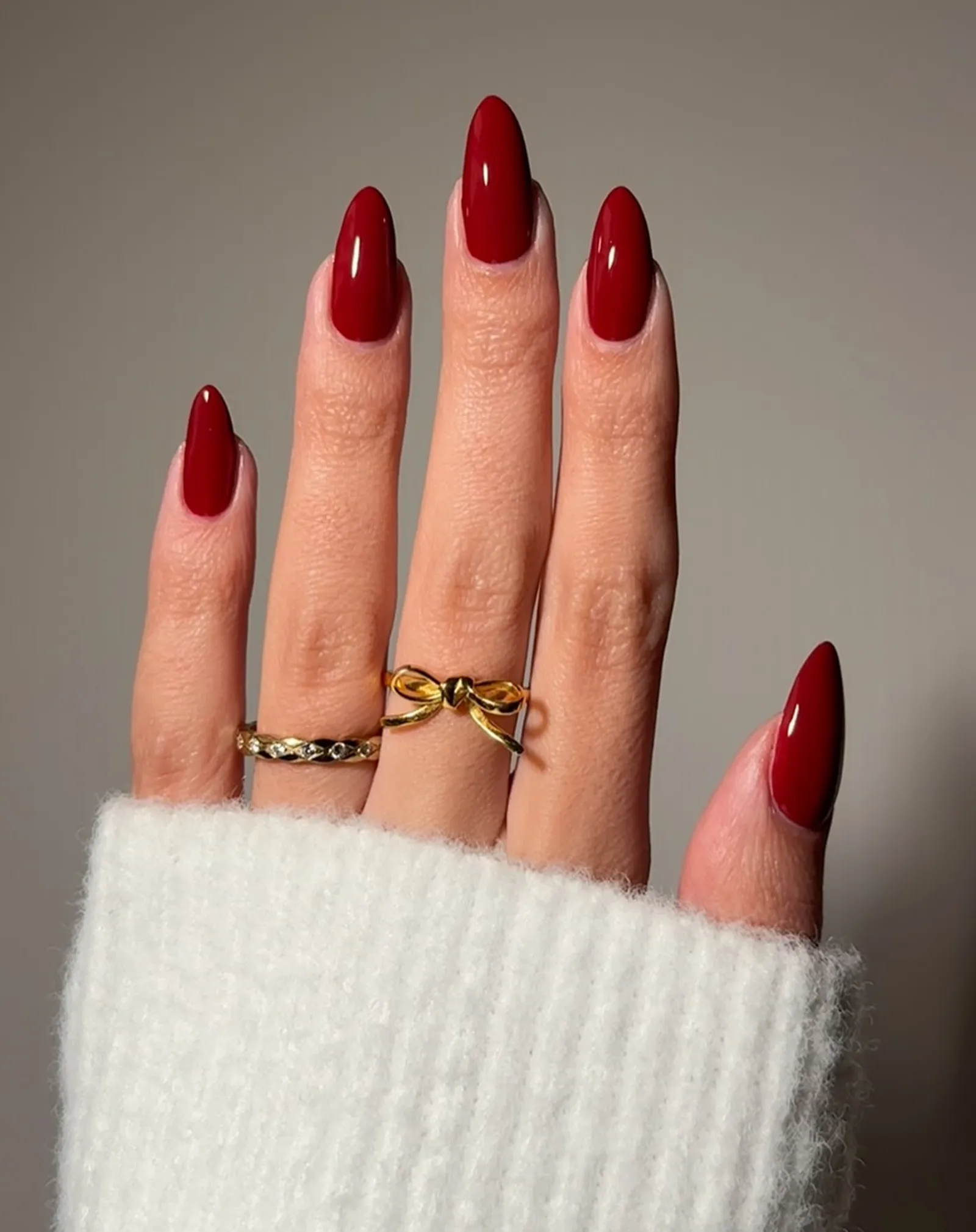 rich reds_0003_1_Courtesy of @kuypernailart.webp