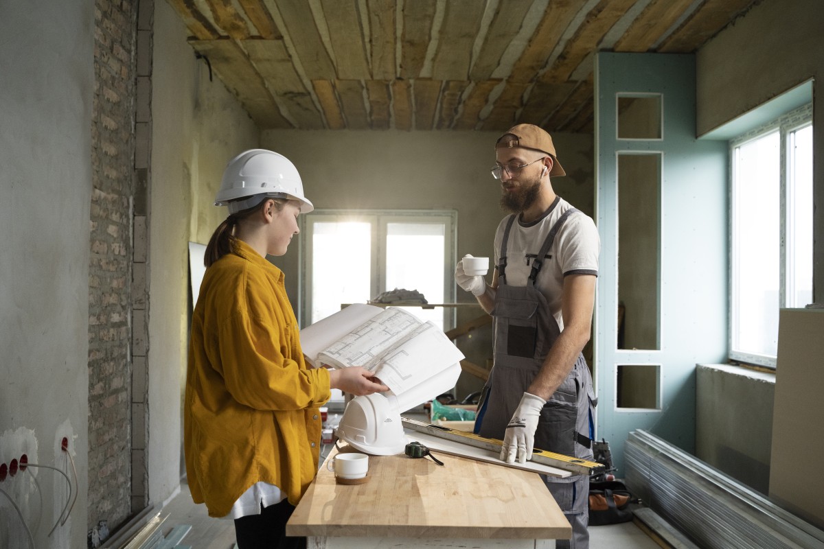 tiler-working-renovation-apartment_2.jpg