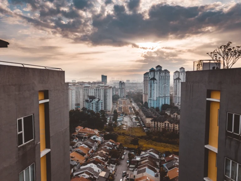 Apartamento-em-Sao-Vicente-para-morar-ou-investir_-o-que-analisar-antes-de-comprar_-768x576.webp