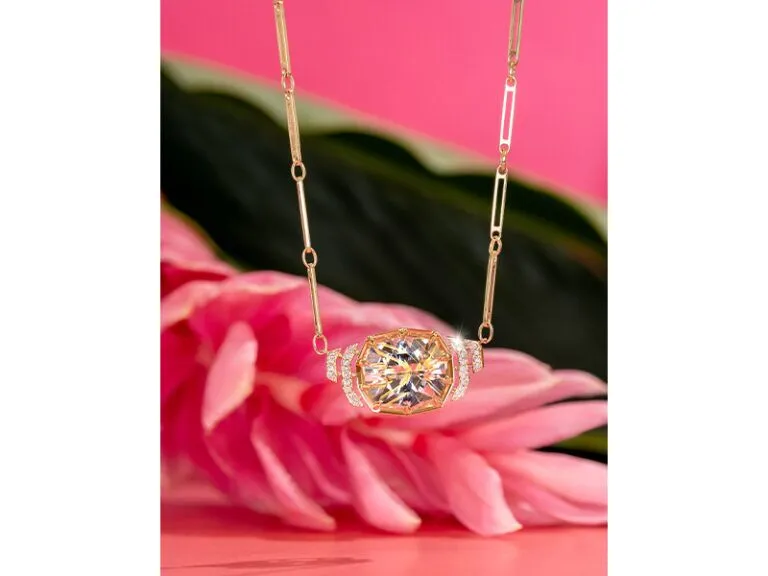 madly-necklace--768x576.webp