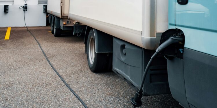 enquanto-vendas-de-eletricos-patinam-mercedes-benz-lanca-caminhao-com-autonomia-de-ate-500-km-750x375.jpg