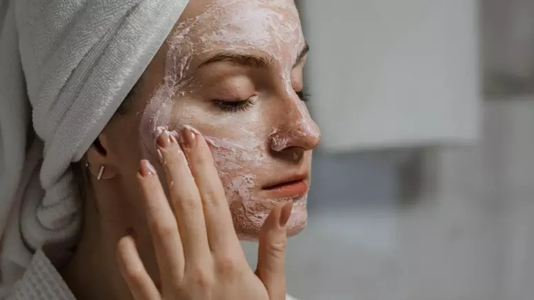 864606582-slugging-a-tecnica-combina-com-pele-oleosa-dermatologista-explica.webp
