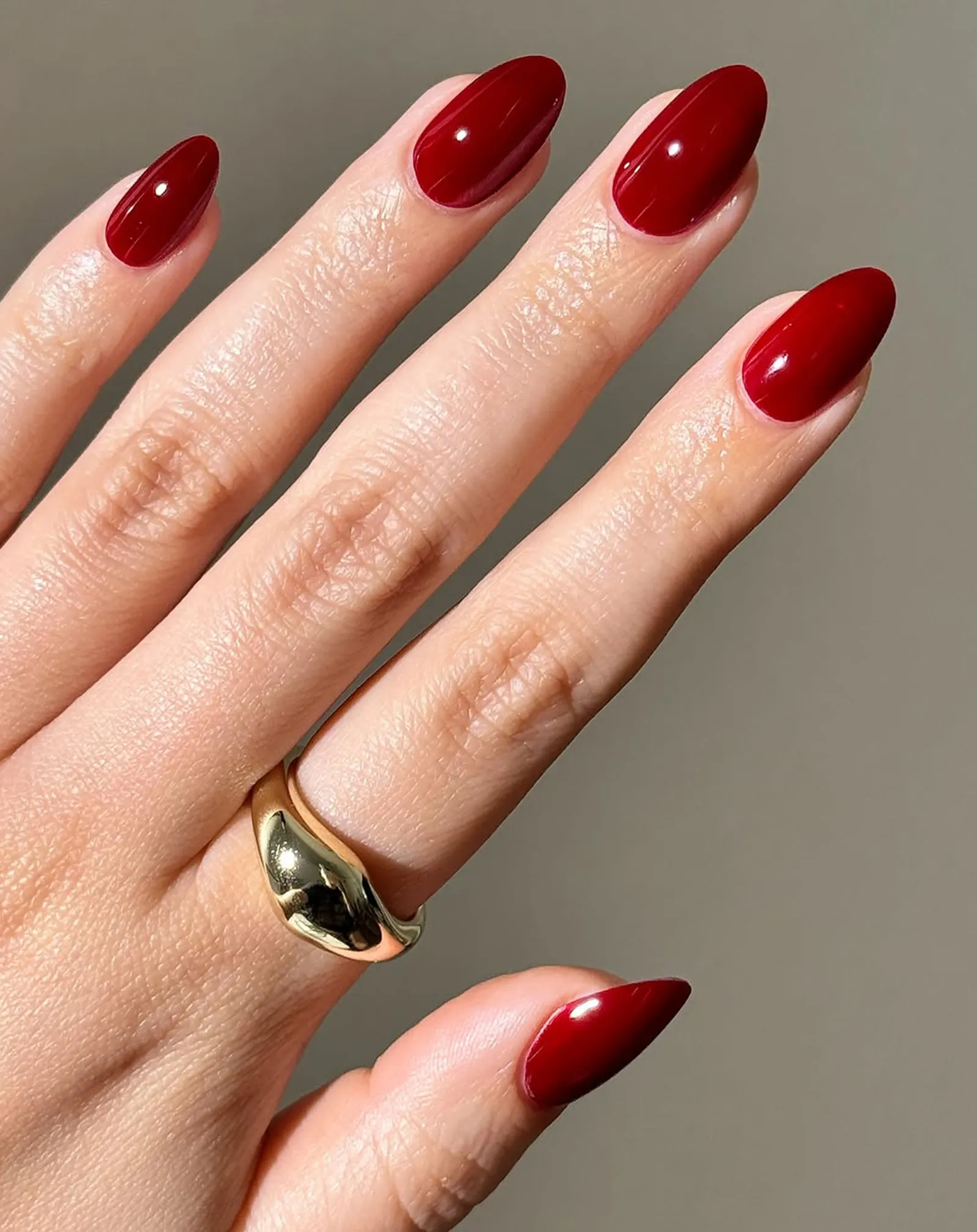 rich reds_0002_2_Courtesy of @avrnailswatches.webp