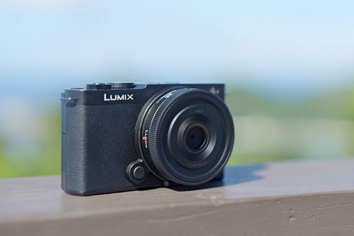 電子ビューファインダー（EVF）を省略するなど割り切った仕様を採用した「LUMIX S9」。シンプルなフラットデザインも特徴だ