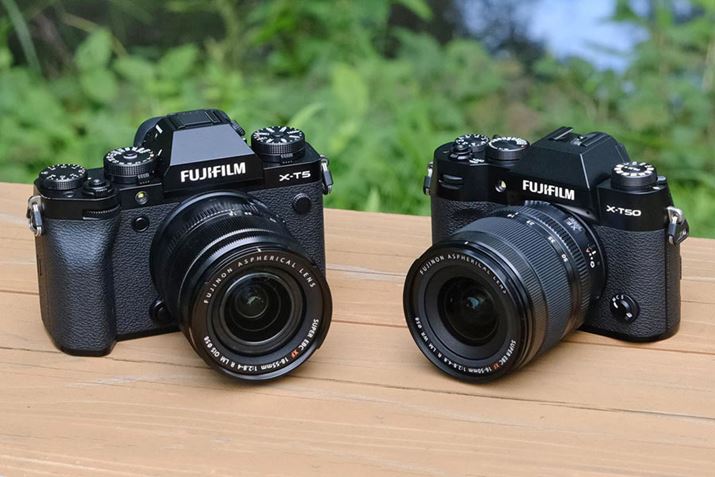 右が下位モデルの「X-T50」で、左が上位モデルの「X-T5」