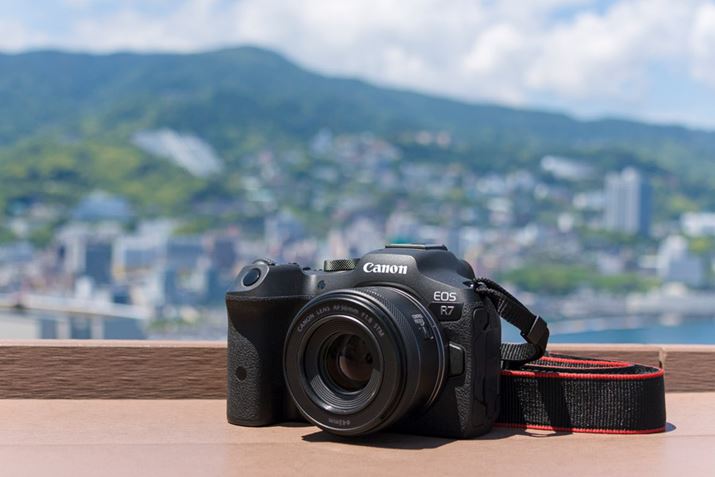 今回の旅のお供はキヤノンのAPS-Cミラーレスカメラ「EOS R7」。レンズは明るい標準・単焦点レンズ「RF50mm F1.8 STM」をメインに使用しました。軽くてコンパクトな組み合わせです。加えて、「EOS R7」のキットレンズとしても用意されている高倍率ズームレンズ「RF-S18-150mm F3.5-6.3 IS STM」をサブで使用しました